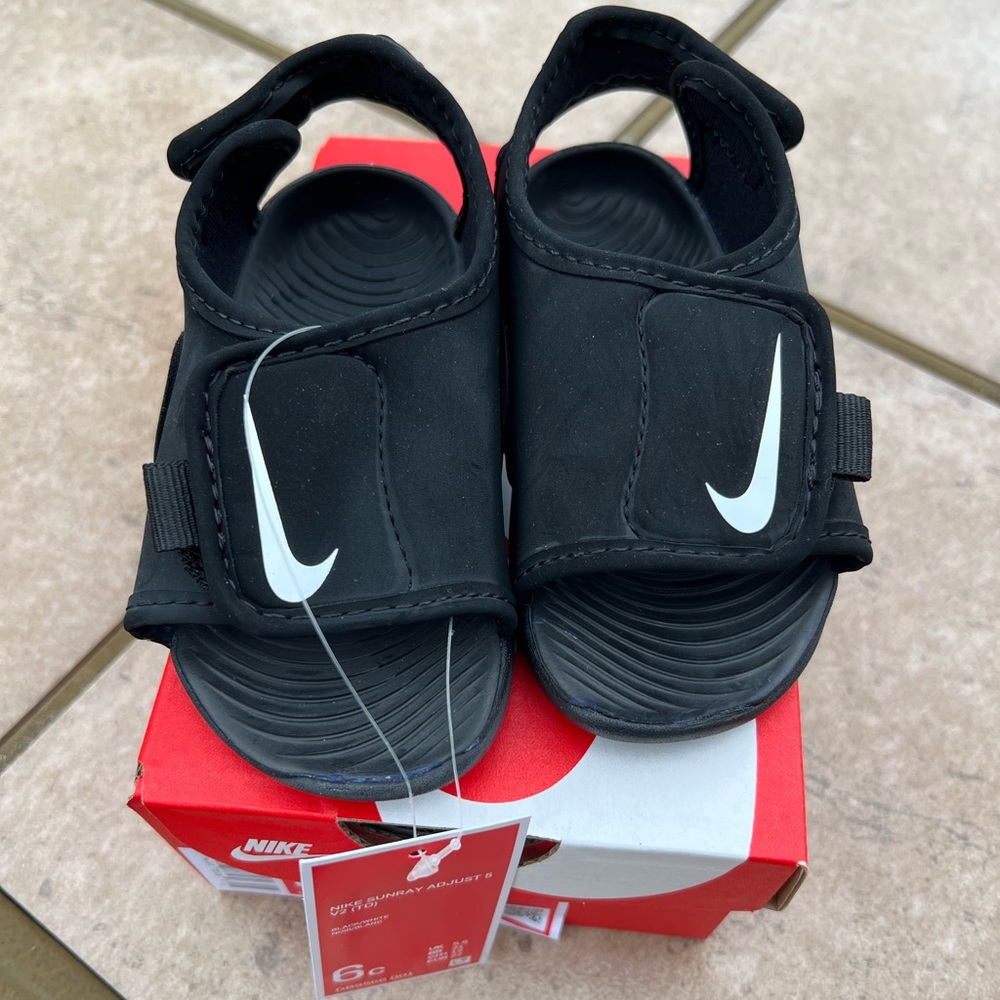 Nike black Sunray Adjust toddler sandals, size 6.